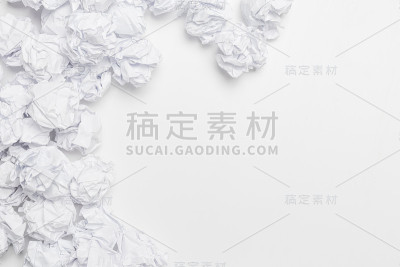 皱巴巴的纸团和空白纸