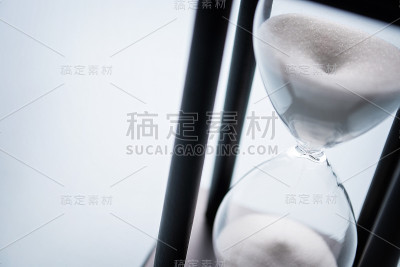 沙子穿过沙漏