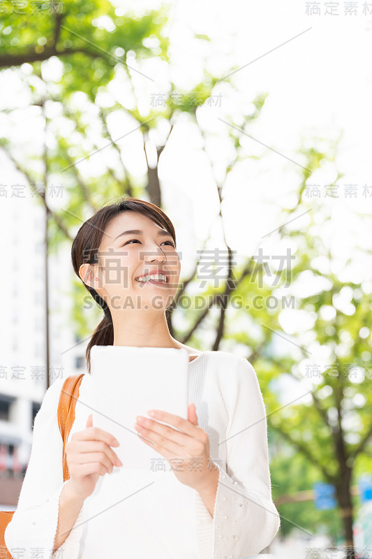 亚洲女人看平板电脑