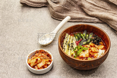 传统的韩国辣汤，里面有泡菜，豆腐，蔬菜。热菜健康餐
