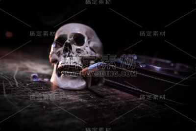 烟灰缸和烟头在黑暗的背景。有选择性的重点