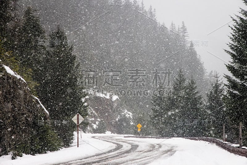 山路上下着大雪