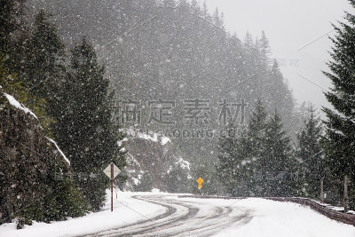 山路上下着大雪