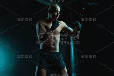 坚定的拳击训练他的拳击姿态库存照片