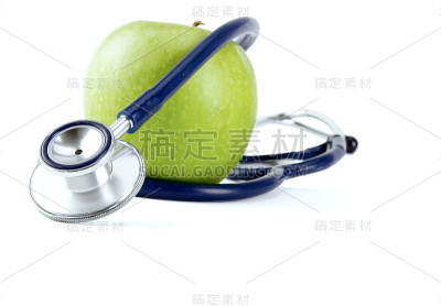 听诊器和青苹果在白色背景上分离