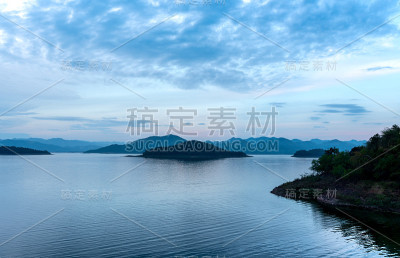 蓝天在湖中。