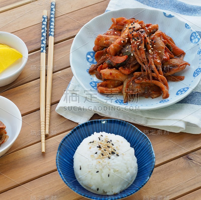 韩国食物炒鱿鱼和米饭，泡菜，辛辣食物