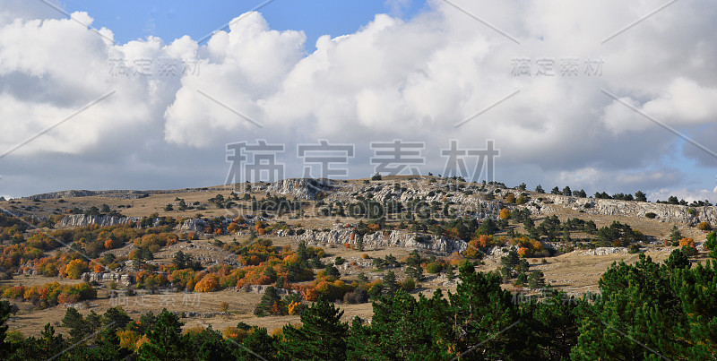 在克里米亚阳光明媚的秋日，Ay-Petri高原(山)上有五颜六色的树木。