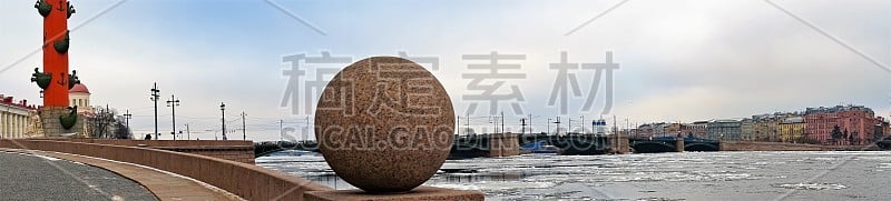 2020年2月，俄罗斯圣彼得堡。花岗石球上的海滨和全景城市。