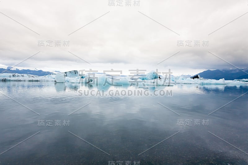 冰岛Jokulsarlon冰湖上的冰山