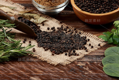 磨前的黑胡椒或胡椒籽