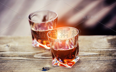 威士忌木制背景的镜头