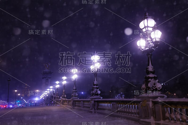 亚历山大桥上的灯，夜和雪