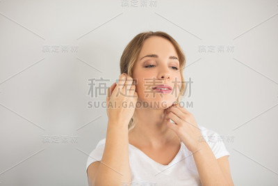 美女有了一张新面孔。