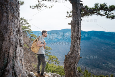 春天山里的年轻潮男