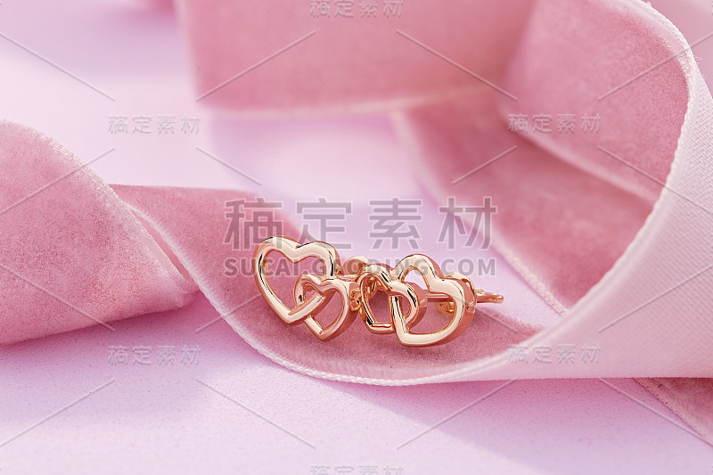 心形玫瑰金耳钉在粉红色的背景