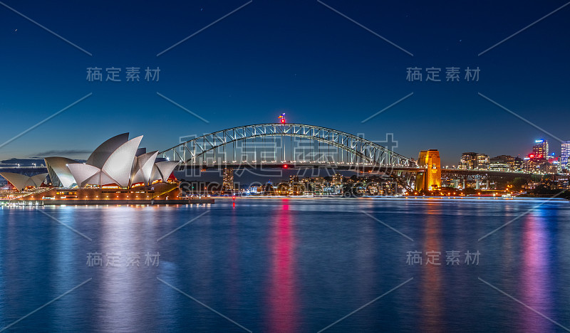 悉尼港和澳大利亚新南威尔士州海滨CBD建筑的全景夜景