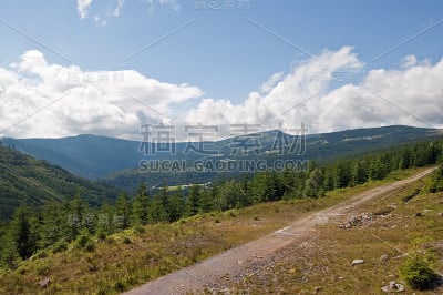 在山里远足