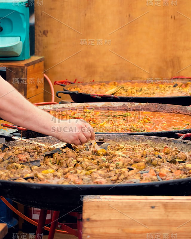 街头食品。大卡拉希锅中的咖喱选择。