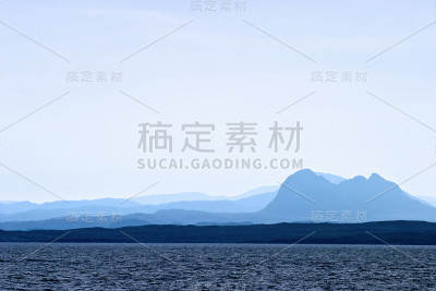 多岩石的海岸线
