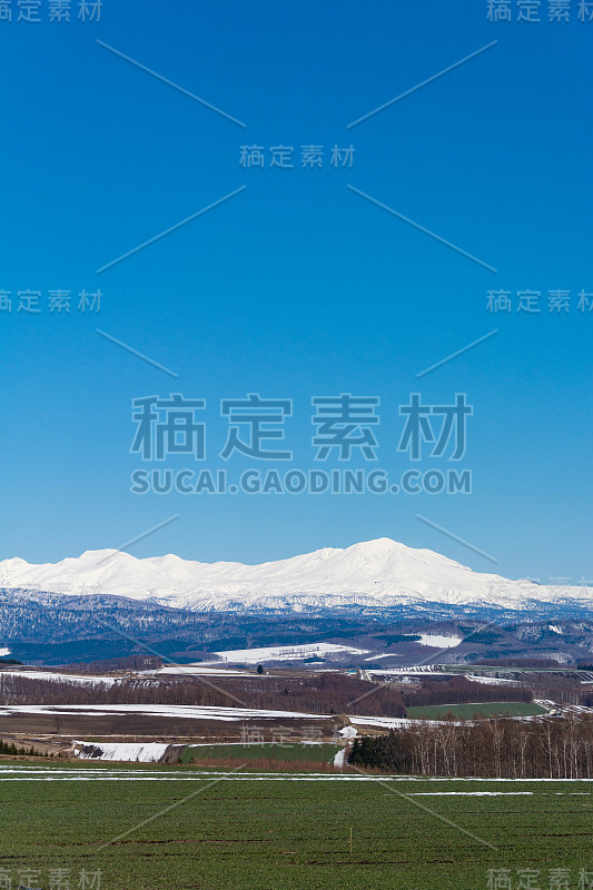 田野里还残留着积雪和雪山