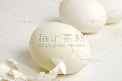 把鸡蛋从壳上弄干净。
