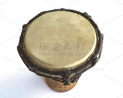 鸟瞰图的djembe鼓孤立的白色背景。