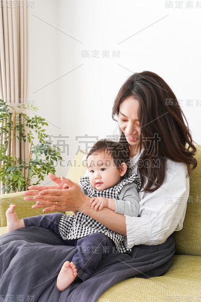 妈妈和宝宝在家放松