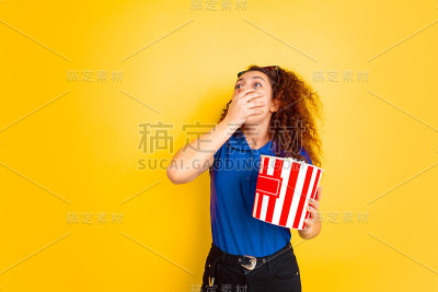 黄色背景上的白人女孩肖像
