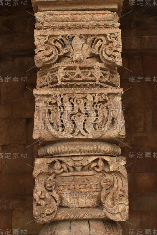 手工雕刻的圆柱在莫卧儿庙，Qutub Minar，德里，印度