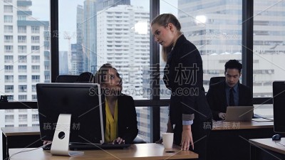 年轻的领导给年轻的女工提建议。