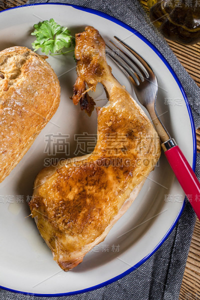 炸鸡腿配面包卷。