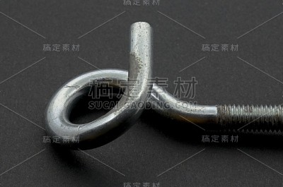 黑色背景上的钢尾螺丝钩。