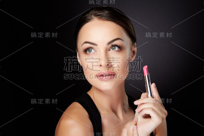 女人的肖像与玫瑰唇彩