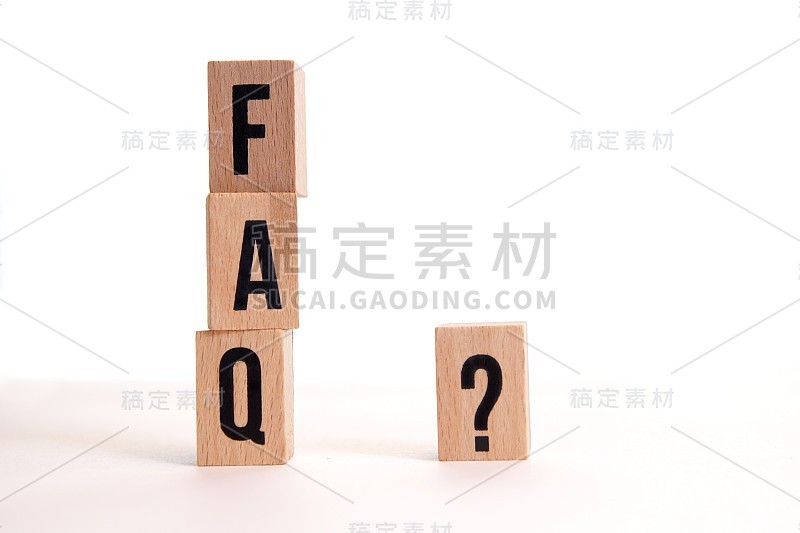 常见问题木块和问号(?)文字与木方块明亮的背景。FAQ(常见问题)，Answer, Q&A，