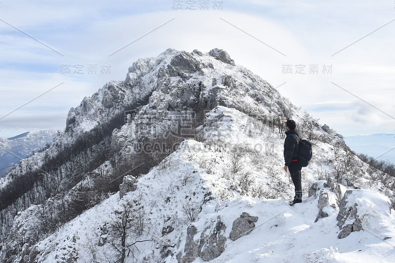 冬天山里的徒步旅行者