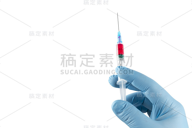 医用塑料接种设备用针在医生或护士手中隔离在白色背景上。卫生保健的概念。手持注射器和疫苗。喷射注射器孤