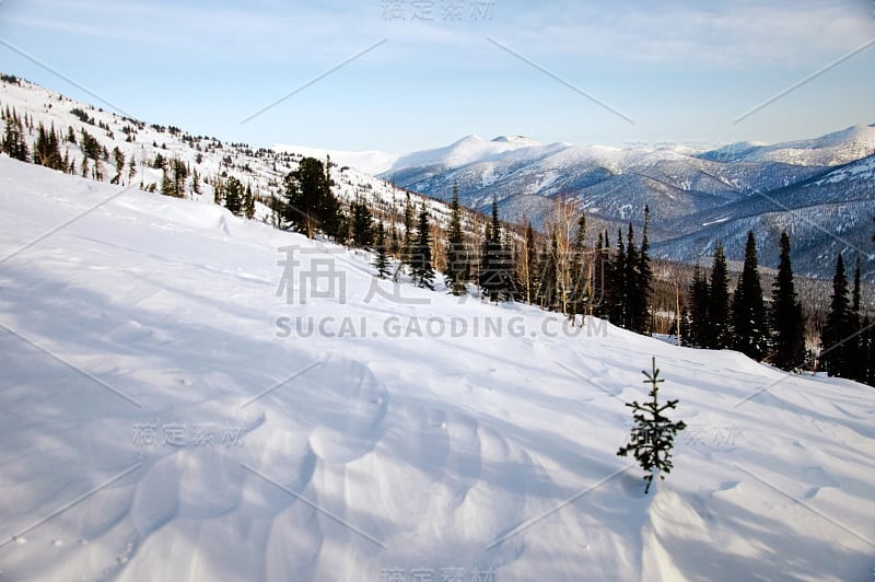 雪山和山腰上的雪。徒步登山。