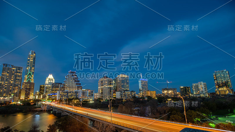 奥斯丁市中心夜间天际线全景