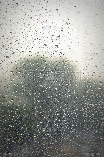 雨滴落在窗户上