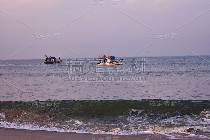 两艘捕鱼归来的船