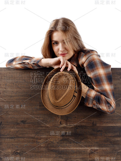 戴着帽子的金发美女。