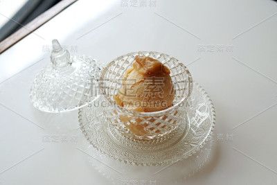 一杯自制的萨拉卡(萨拉克水果)冰淇淋和水果果冻在桌子的背景。