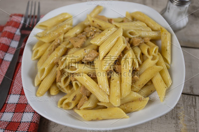 一盘鸡肉馅意大利面
