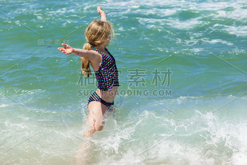 女孩海滩游泳海岸线