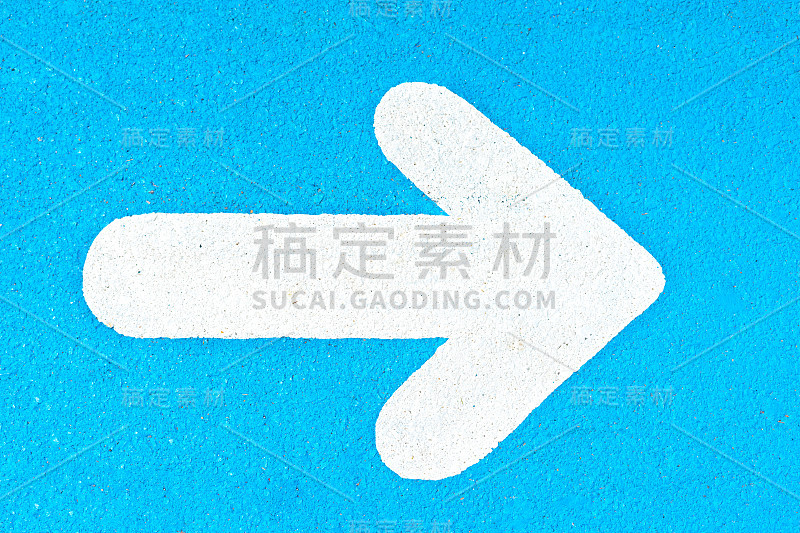 蓝色背景上的右箭头。