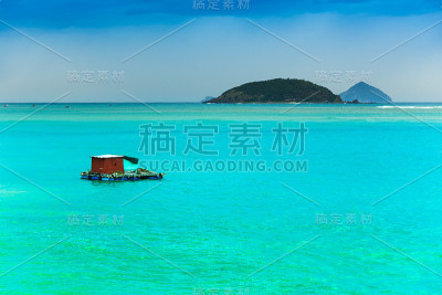 越南渔民在水上的小屋