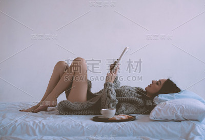 女孩在白人面前摆姿势