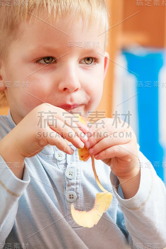 小男孩吃苹果当零食