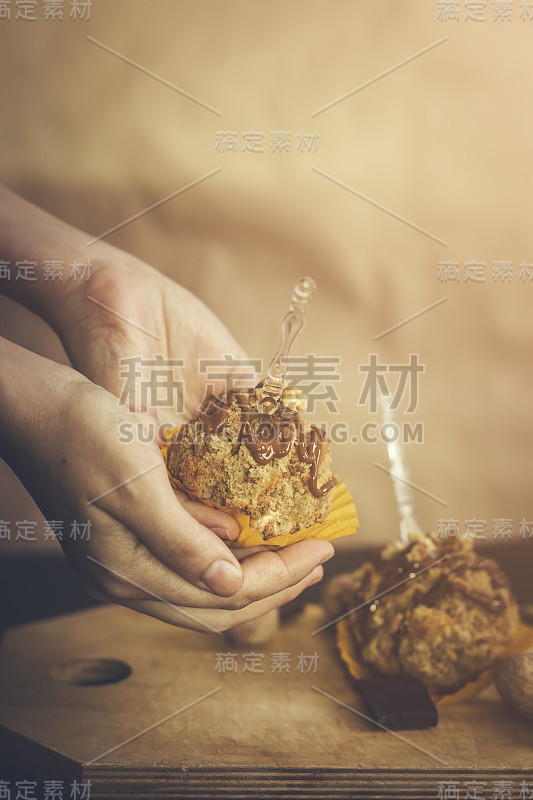 美味的燕麦饼干放在木砧板上